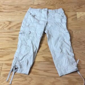 XS Chico’s Cream Cropped Cargo Pants